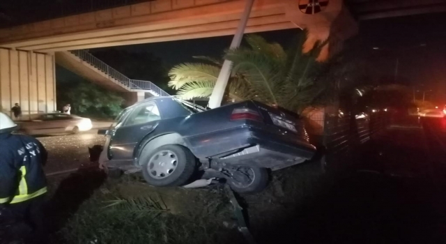 Antalya’da aydınlatma direğine çarpan otomobilin sürücüsü öldü