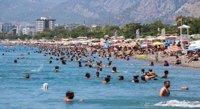 Antalya sahillerinde bayram tatilinin son gününde de yoğunluk sürdü