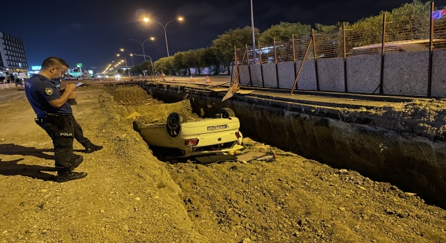 Adana’da otomobil alt geçit çalışması yapılan alana düştü