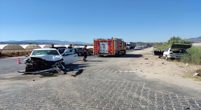 Antalya’da iki otomobil çarpıştı, 4 kişi yaralandı