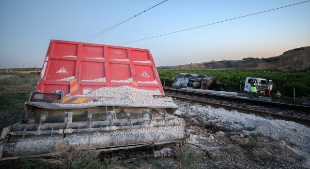 Mersin’de hemzemin geçitte yük treni kamyonete çarptı, bir kişi öldü, bir kişi yaralandı