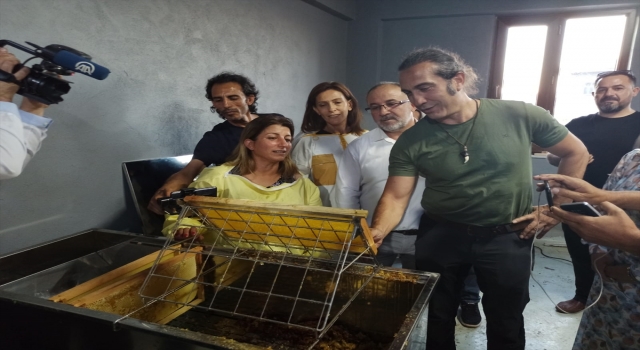 Şarkıcı Kıraç, Kahramanmaraş’ta lavanta hasadına katıldı