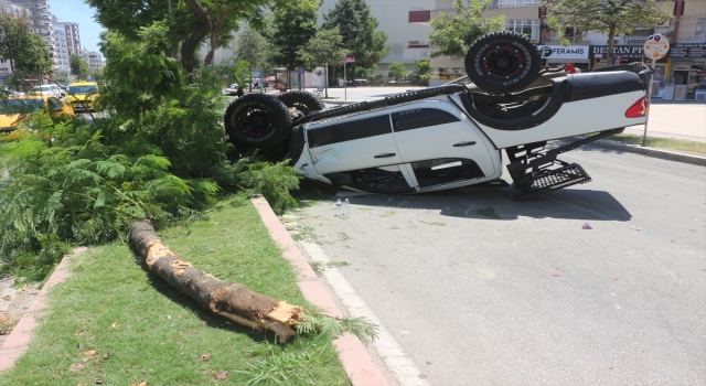 Adana’da refüjdeki ağaca çarpan araçtaki 4 kişi yaralandı