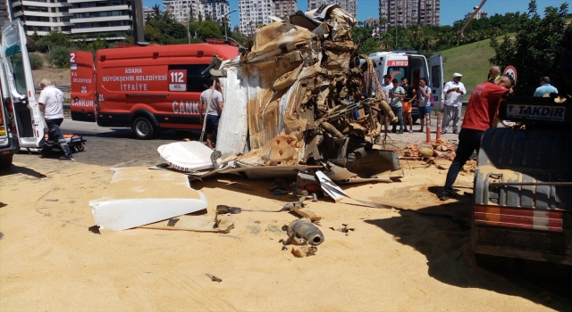 Adana’da tırla kamyonun çarpıştığı kazada 3 kişi yaralandı