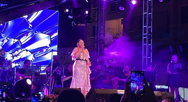 Sanatçı Zara, 14. Uluslararası Anamur Kültür ve Muz Festivali’nde konser verdi