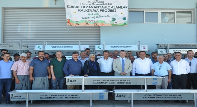 Tarsus’ta hayvan yetiştiricilerine sıvat dağıtıldı