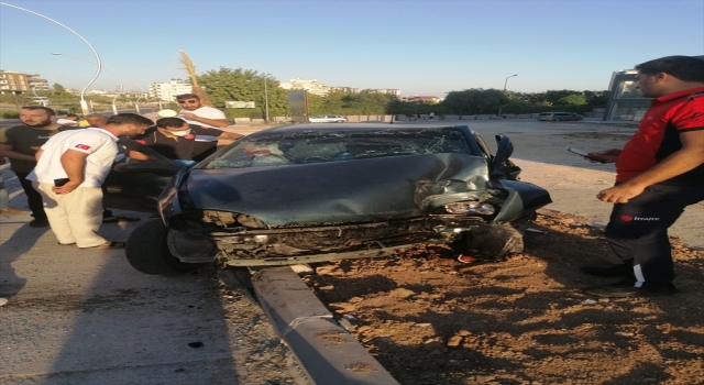 Mersin’de aydınlatma direğine çarpan otomobilin sürücüsü yaralandı