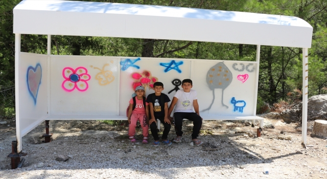 Serik’te eski durak hem yenilendi, hem çocuklar tarafından renklendirildi