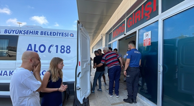 Antalya’da aydınlatma direğine çarpan motosikletin sürücüsü öldü