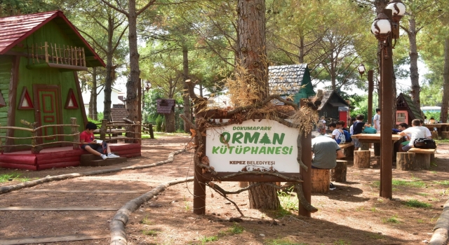 Antalya’da kurulan ”Orman Kütüphanesi” kitapseverleri ağırlıyor