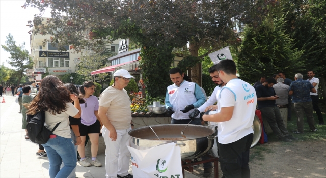 Burdur’da vatandaşlara 1300 kişilik aşure dağıtıldı