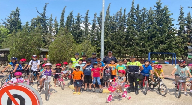 Kumluca’da bisiklet kullanan öğrencilere kaskın önemi anlatıldı