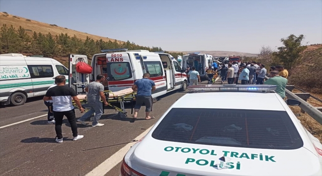 Gaziantep’teki trafik kazasında ilk belirlemelere göre 2 kişi öldü, 10 kişi yaralandı