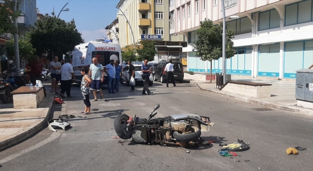 Antalya’da motosikletle otomobilin karıştığı kazada baba ve oğlu yaralandı
