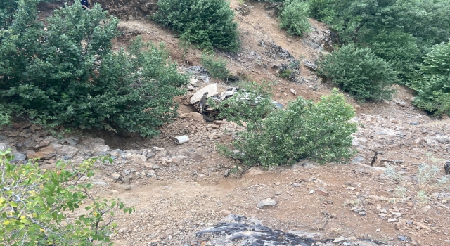 Adana’da uçuruma yuvarlanan otomobildeki 2 kişi yaralandı