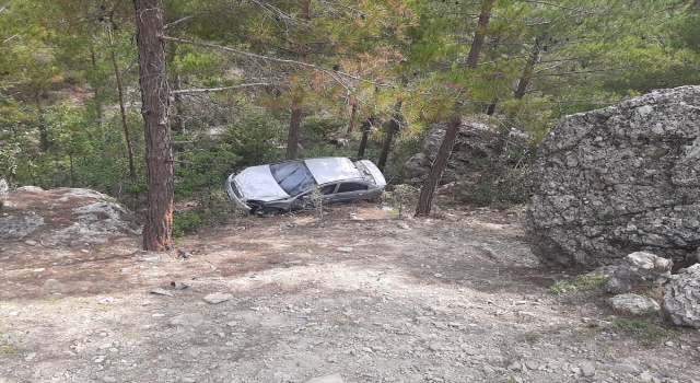Adana’da uçuruma yuvarlanan otomobildeki 2 kişi yaralandı