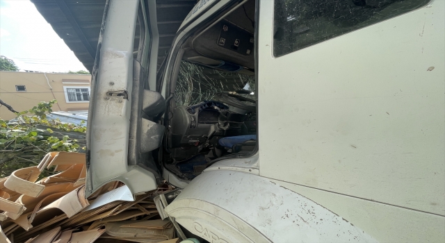 Adana’da iş yerinin önündeki kişi, kamyonun çarpması sonucu yaralandı