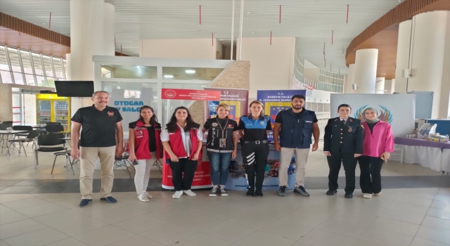 Burdur’da üniversiteye kayıt için gelen öğrencilere güvenlik birimleri yardım ediyor