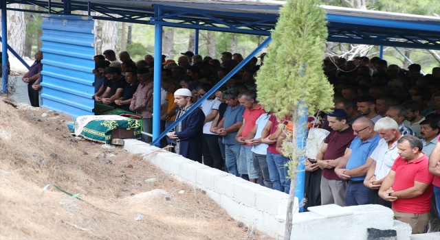 Antalya’da trafik kazasında ölen anne ile kızı defnedildi