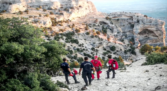 Mersin’de hayvanlarını otlattığı kayalıkta mahsur kalan çoban kurtarıldı