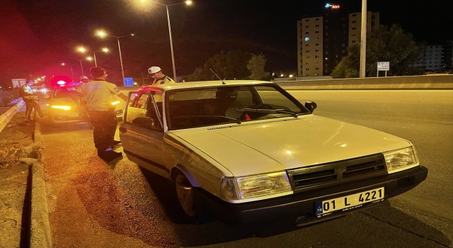 Adana’da otomobille polisten kaçmaya çalışan şüpheli yakalandı