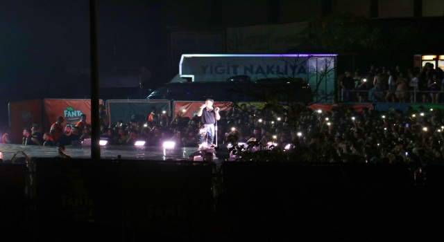 Adana’da, Fanta Fest kapsamında Edis ve Gazapizm sahneye çıktı