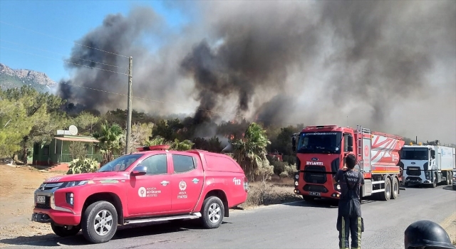 Antalya itfaiyesi Mersin’deki yangında çalışmaya devam ediyor