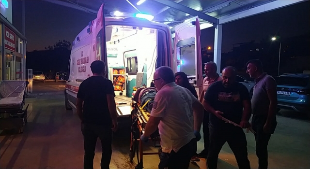 Adana’da otomobil ile hafif ticari aracın çarpıştığı kazada 4 kişi yaralandı