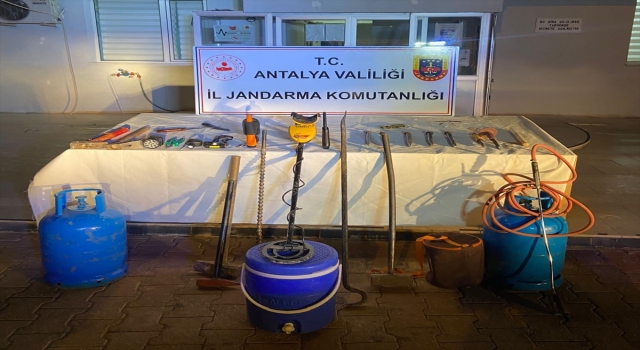 Antalya’da kaçak kazı yapan 3 kişi suçüstü yakalandı