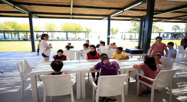 Antalya’da görme engellilere yönelik ”sahilde kütüphane” etkinliği düzenlendi