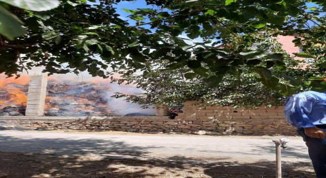 Elmalı’da ahır ve samanlıkta yangın çıktı