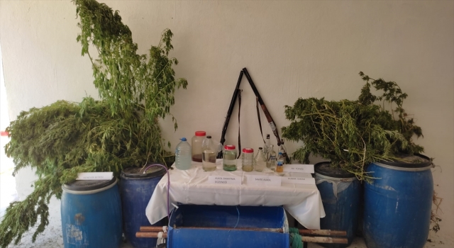 Hatay’da evlerinde sahte içki ve uyuşturucu bulunduran 2 zanlı yakalandı