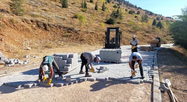 Göksun’da asfalt ve parke taşı çalışmaları sürüyor