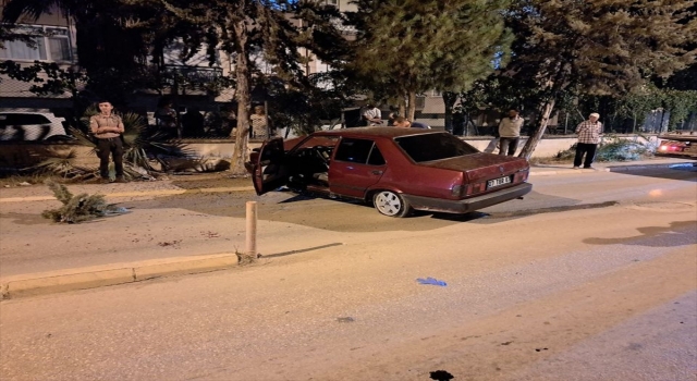 Finike’de sitenin duvarına çarpan otomobilin sürücüsü yaralandı