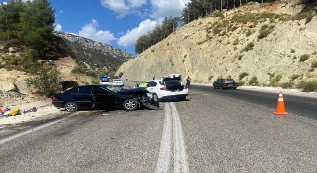 Antalya’da iki otomobil çarpıştı, 4 kişi yaralandı