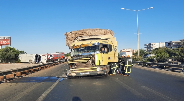 Alanya’da tır ile yolcu midibüsü çarpıştı: 3 yaralı