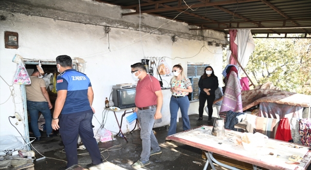 Mersin’de bir evden 2 traktör çöp çıkarıldı