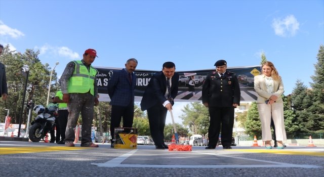 Burdur’da yaya geçitleri ”Hayata saygı duruşu” sloganıyla kırmızıya boyandı