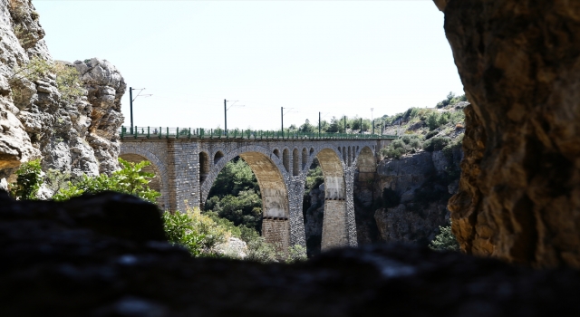 James Bond’un aksiyon sahnelerinin çekildiği tarihi köprü turizme katkı sağlıyor