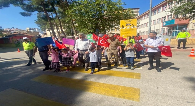 İslahiye ve Nurdağı’nda ”Yayalara öncelik duruşu, hayata saygı duruşu” etkinliği kapsamında yaya geçitleri boyandı