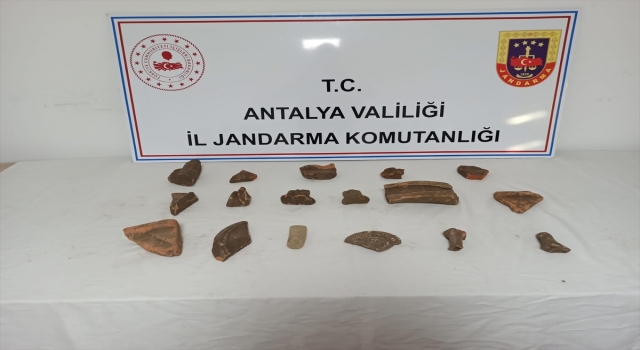 Antalya’da kaçak kazı yapılan alanda tarihi eserler ele geçirildi