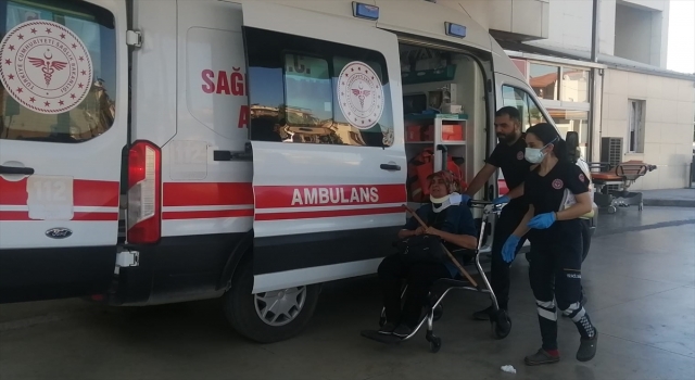 Adana’da belediye otobüsü ile otomobilin çarpıştığı kazada 3 kişi yaralandı