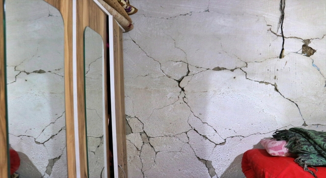 Osmaniye’deki depremde evi hasar gören aile yaşadıklarını anlattı