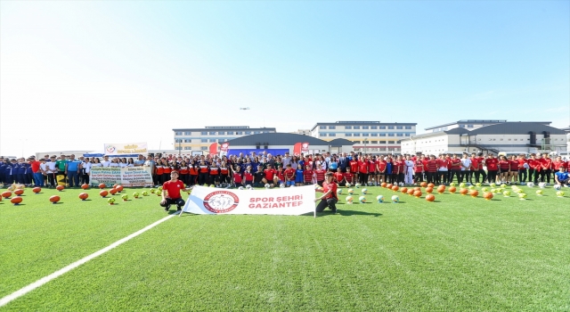Gaziantep’teki 800 okula spor malzemesi dağıtıldı