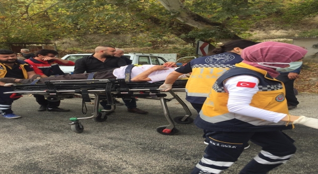 Osmaniye’de yolcu minibüsüyle çarpışan otomobildeki 2 kişi yaralandı