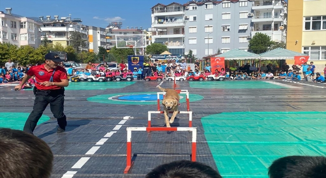 Jandarma, Finike’de anaokulu öğrencilerine trafik eğitimi verdi