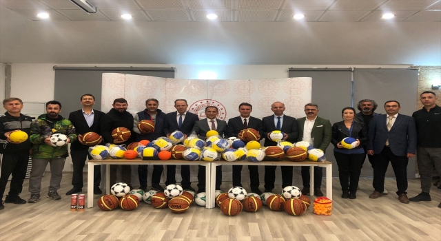 Isparta’da okullara spor malzemesi dağıtıldı