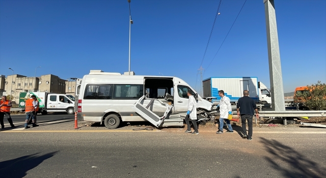 Gaziantep’te bariyere çarpan işçi servisindeki 1 kişi öldü, 5 kişi yaralandı