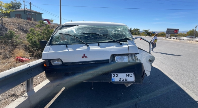 Isparta’da yolcu otobüsü ile minibüsün çarpıştığı kazada 2 kişi yaralandı