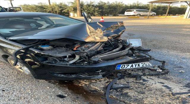 Antalya’da iki otomobilin çarpışması sonucu 1 kişi yaralandı